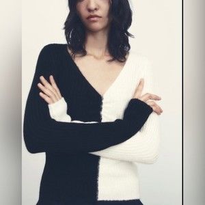 Zara Colorblock Split Black & White V-neck Ribbed Long Sleeve Knit Mod Sweater M